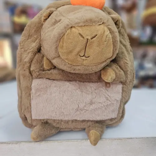 Capybara mochila detalle gorro's photo #1